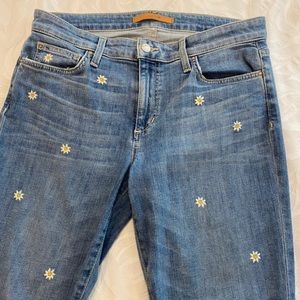 ‼️SOLD‼️Super cute embroidered daisy jeans!